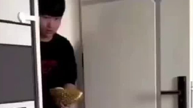 老公给媳妇拿榴莲，媳妇看到大块想换，不料…