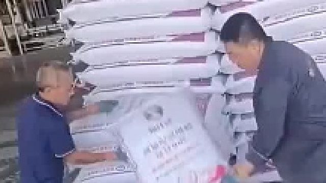 俩人互换个位置看看，老人站的位置不好出力