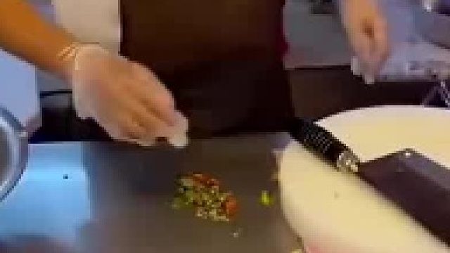 男子购买半只鸡 发现老板娘在下面放鸡头 店家：没办法 都要搭的