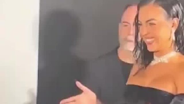 乔治娜被主持人占便宜背着镜头拒绝