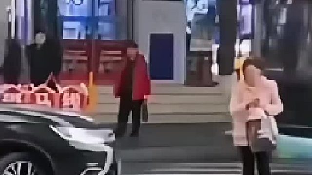 如果你是买了车险，你就一脚踩下去。