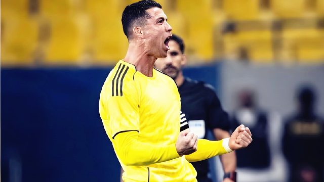 太帅了！41岁C罗小角度抽射轰双响，完成生涯第964球