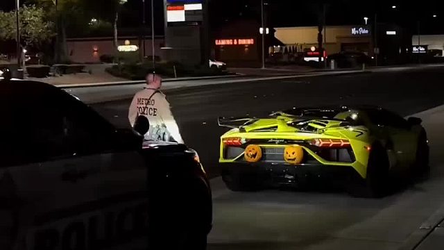 用手摸了下车屁股没想到这种操作是检查流程之一