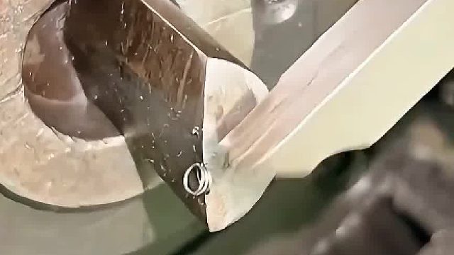 中间有个孔