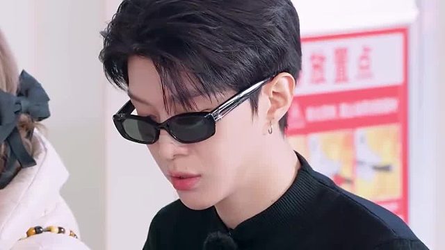 好友玩抽象时，白鹿那表情简直是我的真实写照