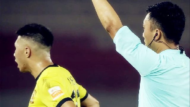 太冲动！艾菲尔丁两次染红：互相推搡肘击报复加飞踢爆头