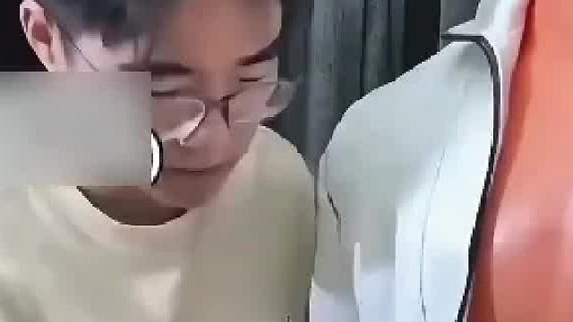 刺不穿的时尚挑战，你敢试试吗？这衣服超厉害，男子用匕首检验，