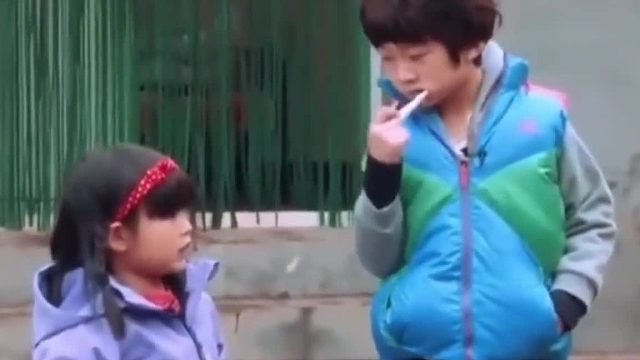 天天：你长得太胖了。王诗龄：你还是多吃点吧。