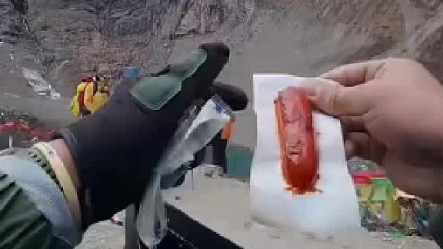 人生最大的快乐就是虚惊一场！男生耗时4小时爬上3900米高的山,刚想吃一根香肠，结果…网友：有这么烫吗？