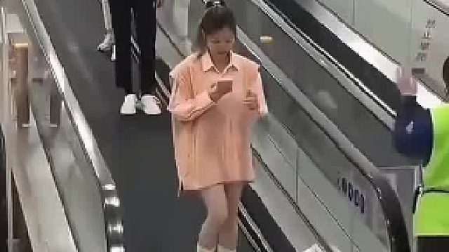 她自己都不避嫌，要是我还用放大镜看。