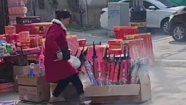 家人们看看吧干点啥都不容易钱真的太难挣了，鞭炮差点干着了太吓人了