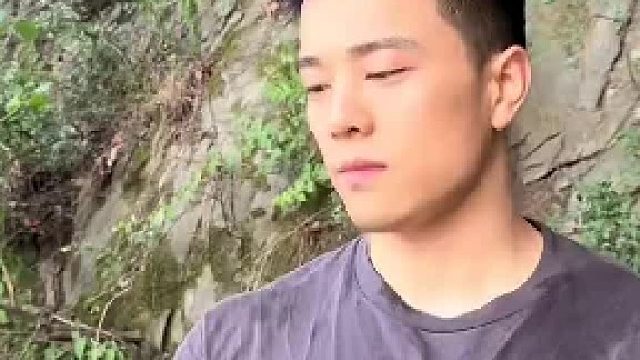 当男人扔东西时，左手肌无力，右手麒麟臂！