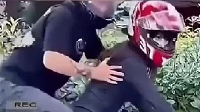 第一次坐女生的机车 小伙刚上车的操作 给女友整无语了