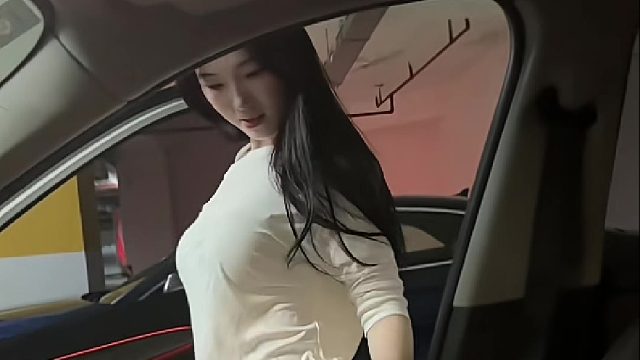 姐姐去健身房的路上有点无聊呢