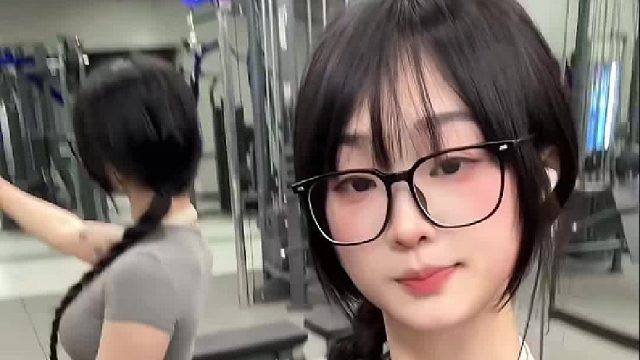 出门旅游也不忘健身 逛吃好多天，再不锻炼 感觉整个人油滋滋的