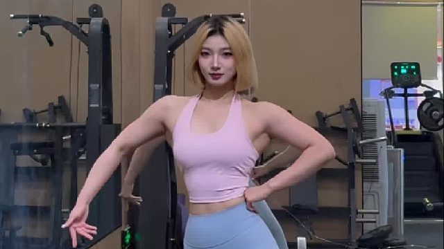 我倒要看看谁在健身房敢和我有过节？