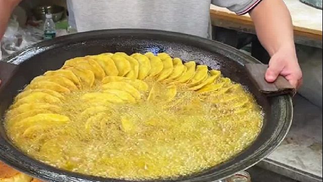 江苏南京的“牛肉锅贴”12元五个，算下来2.4元一个，味道不错，一口爆汁！