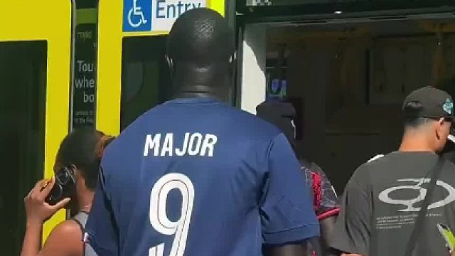 街头搞笑之美女手机整蛊记