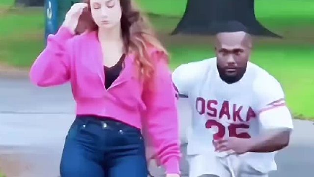 街头搞笑 躺着也中枪