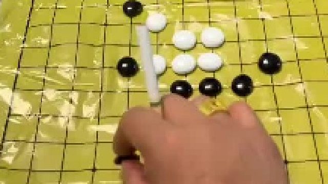跟女朋友下五子棋，赢是不可能赢的，输赢全看她心情