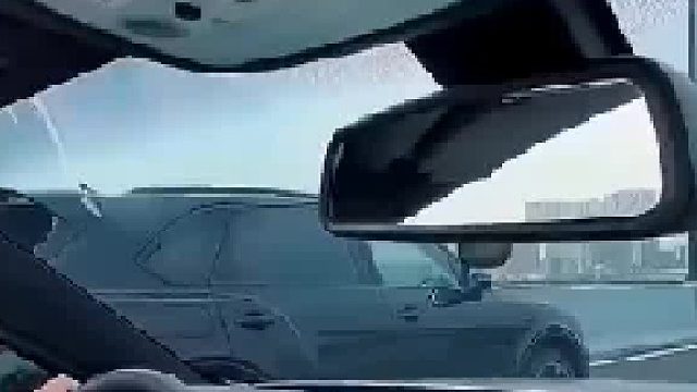 劳斯莱斯车主被超车竟挑事，租车买车格局在此！