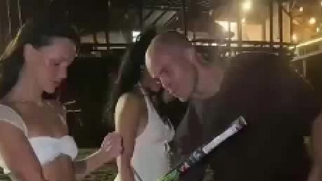 老外第一次放烟花！