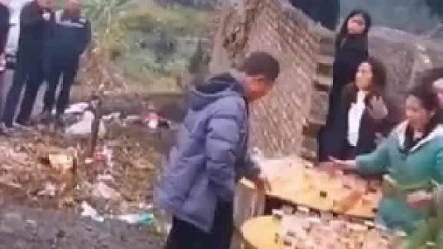 娘家人让男方把桌上酒都喝了，不然不许进屋