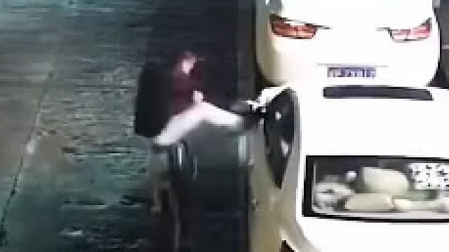 如果摔死了 小车有没有责任？？？