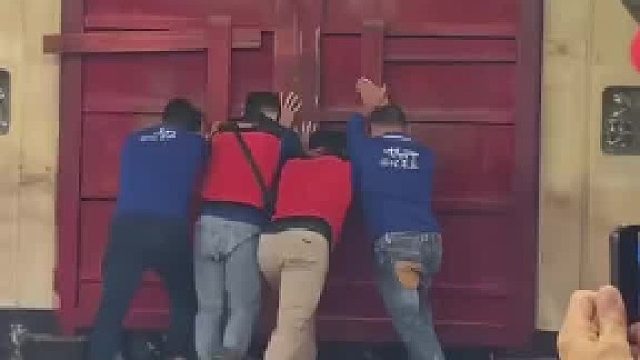 一地区新年年俗抢头香，大门打开之际一男子从侧方冲出抢到头香