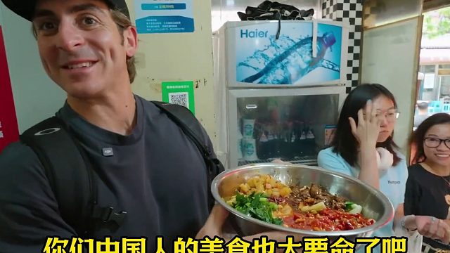 中国的美食到底有多离谱，竟能让外国百万粉丝吃播博主定居中国