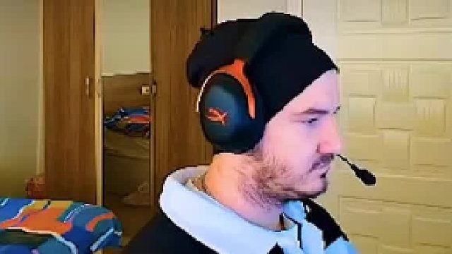 当你发现对面有人挂机时……