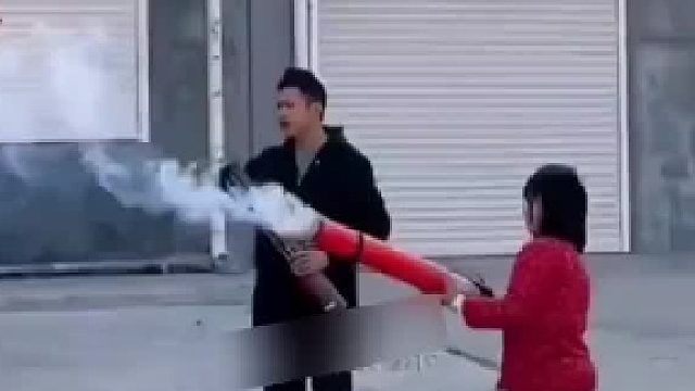 加特林没拿稳摔掉地上，网友：坑爹！