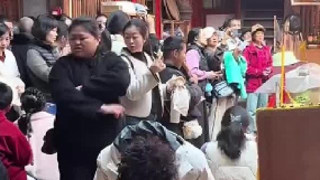 家在景区里刚起床发现院内都是游客…