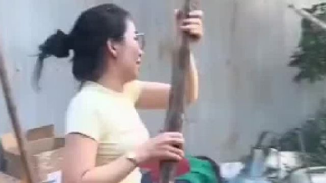 妈妈正在教育弟弟，来自姐姐的神助攻