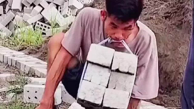 残疾男子用嘴搬砖，用行动叼起生活和家庭的重担