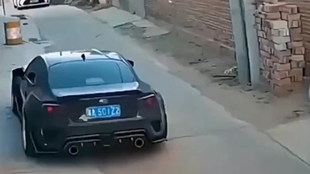 司机停车没为他人考虑，白色车擦碰后扬长而去