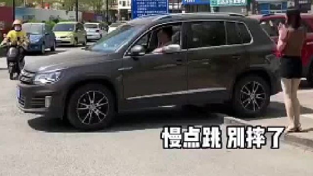谁家车双轱辘同时上台阶！
