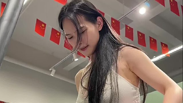 有点小坏，有点小撩，非常好看