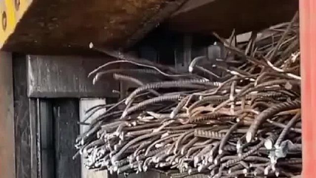 重型龙门剪有多猛？废旧钢筋像剪草，全靠液压上千吨压力