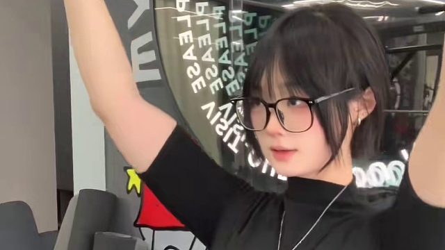 有点小坏，有点小撩，非常好看