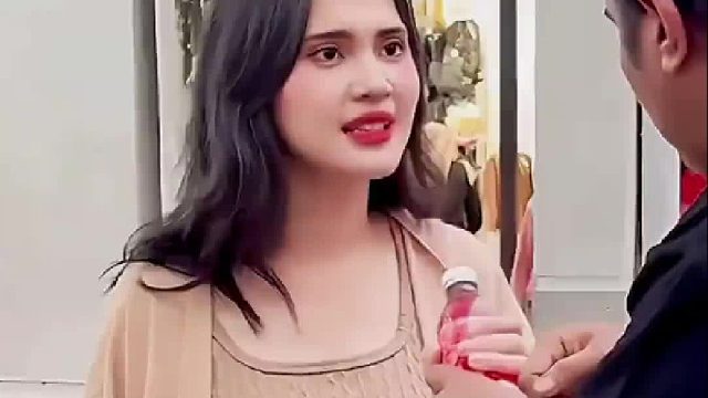 街头搞笑之偷换美女饮料