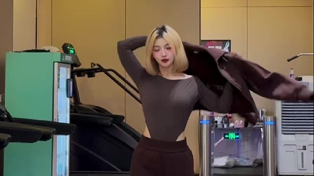 有点冷 我穿个衣服哈～