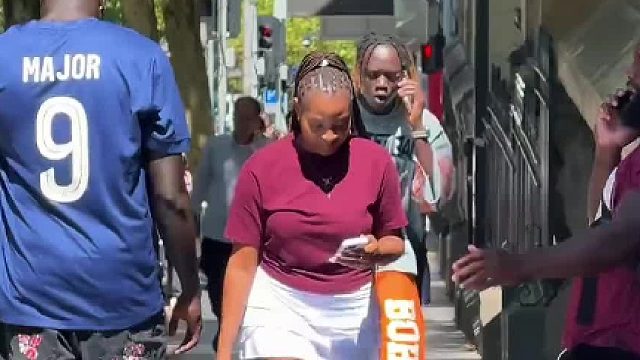 街头搞笑之美女手提袋整蛊记