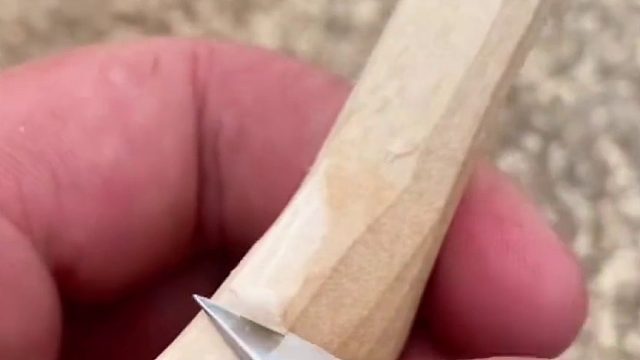 “艺术家制作勺子削木头的解压舒适感”