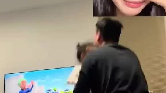 爸爸把闺女举高高，不小心用劲过大了，网友：女儿甚至没反应过来