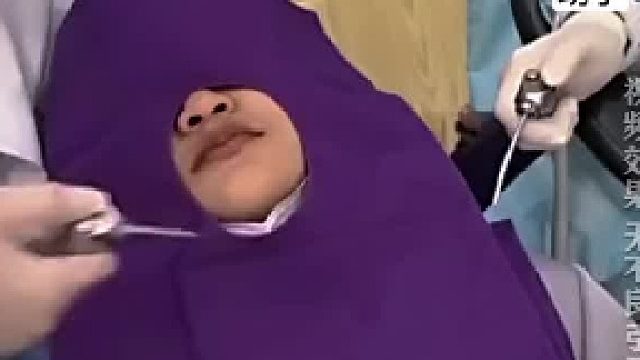 等待麻醉的时间里，医生跟助手在下井字棋