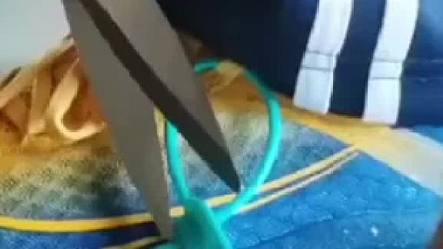 男孩秀出刚买气垫鞋 踩得正欢时 不小心崴了脚 网友：这种应该是专业马拉松的