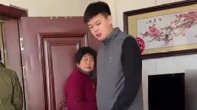 女子第一年在老公家过年，直接躺在炕上喊话，网友：姐 你老公冲你呲牙了