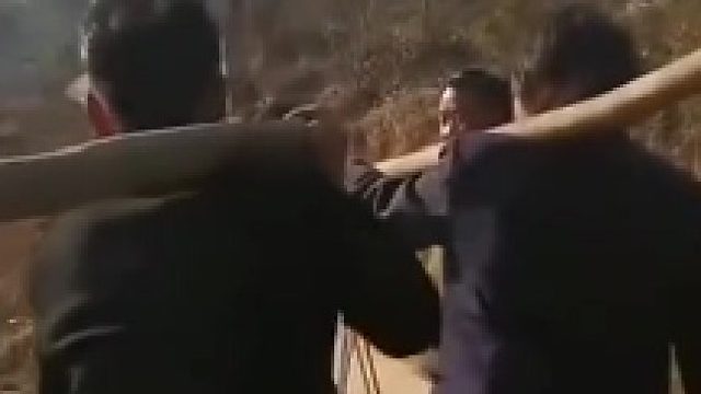 中间那个坐着那个累，肩膀抗压能力真强