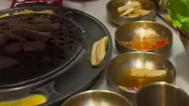 关键这个烂烤肉，你居然还吃啦
